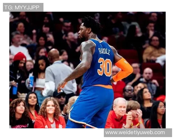 兰德尔半场表现稳定11投6中贡献14分4篮板1助攻1抢断